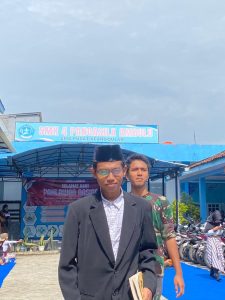 Siswa memperagakan tokoh nasional " Drs. Mohammad Hatta" sebagai simbol Melawan Kebodohan